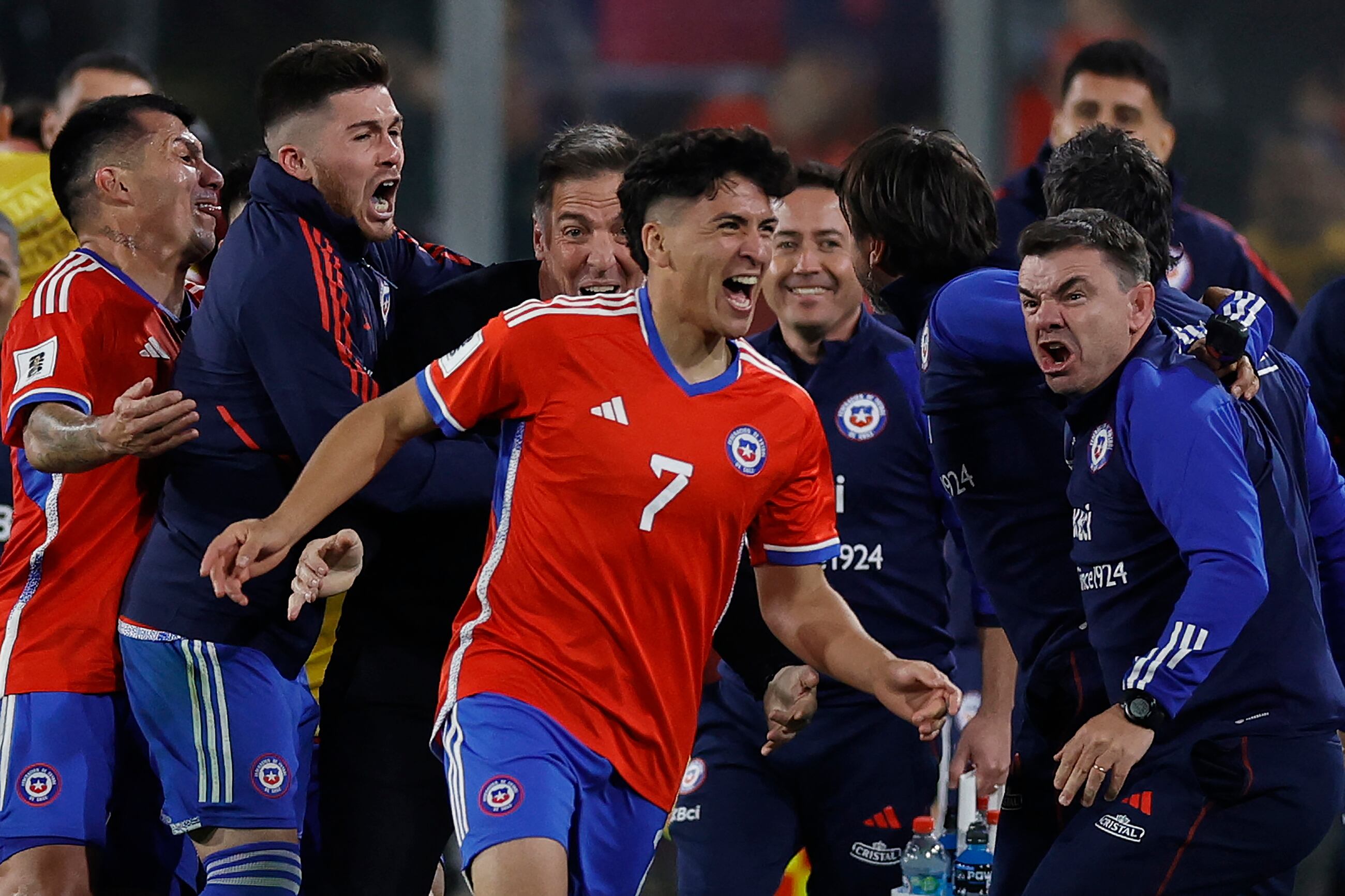 Marcelino Nuñez celebra el gol en contra de Perú. (Photo by MARTIN BERNETTI/AFP via Getty Images)