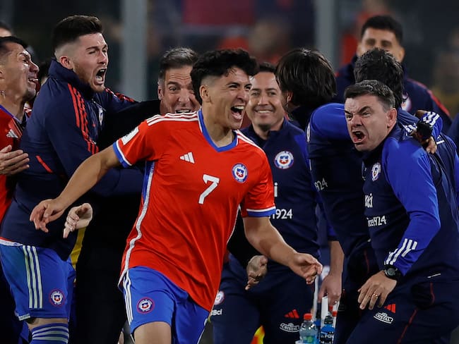 Marcelino Nuñez celebra el gol en contra de Perú. (Photo by MARTIN BERNETTI/AFP via Getty Images)