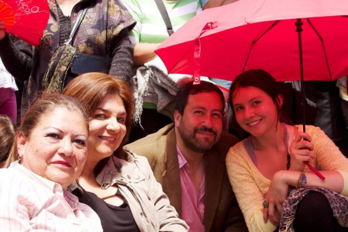 Oyentes en un día soleado de pícnic escuchando radio en el parque con sus locutores favoritos
