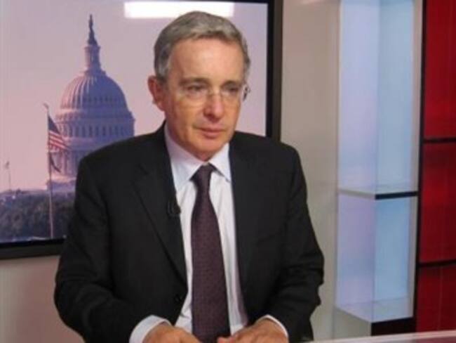 Descubren edición pirata del libro del expresidente Uribe