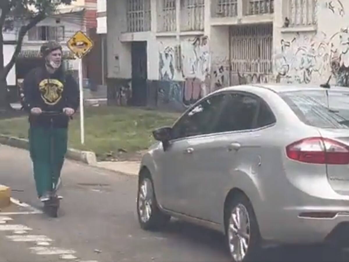 Imprudente conductor que invadió ciclorruta por poco arrolla a un joven