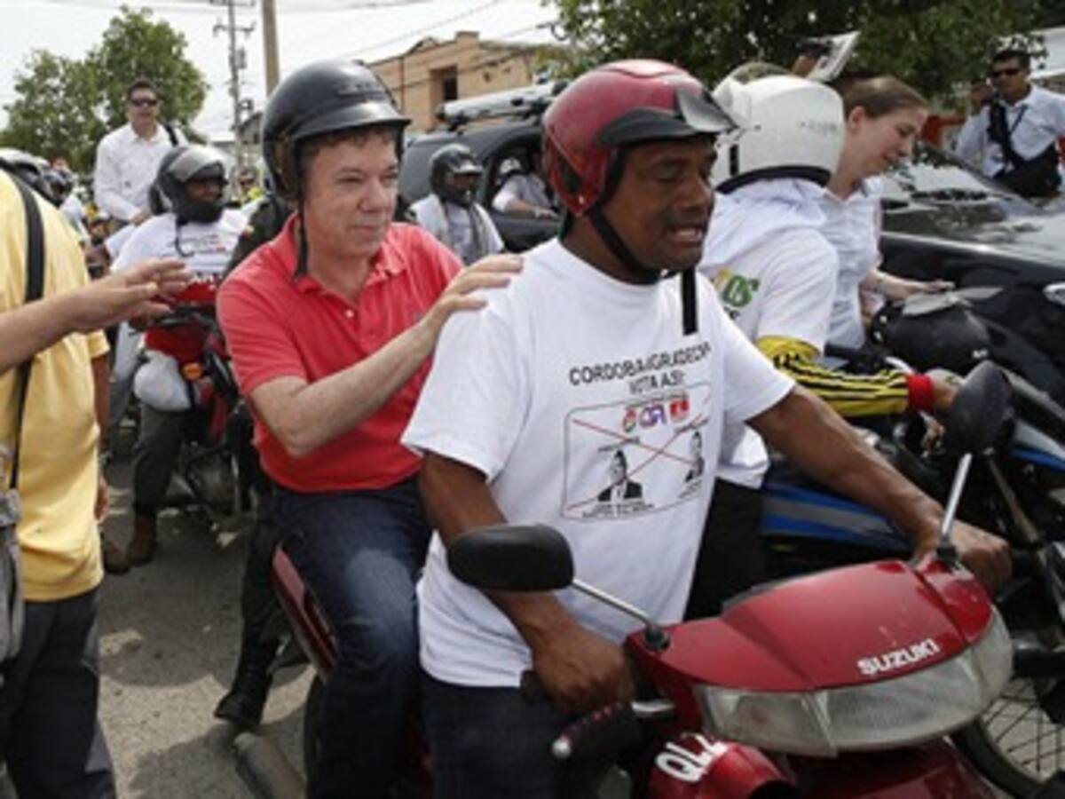 En moto el candidato presidente Santos recorre Montería