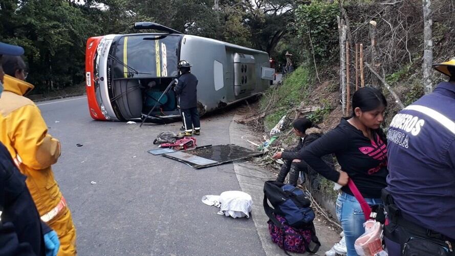 Un muerto y 14 heridos tras accidente de un bus en la vía Panamericana en Cauca. Foto: Bomberos de El Bordo