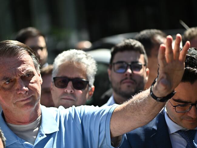 AME4879. BRASILIA (BRASIL), 04/05/2025.- El expresidente de Brasil, Jair Bolsonaro, saluda al salir del Hospital DF Star de Brasilia este domingo, en Brasilia (Brasil). EFE/ Andre Borges