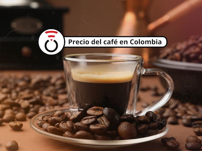 De fondo: Taza de café y granos a su alrededor sobre un plato (Crédito: Getty Images)
