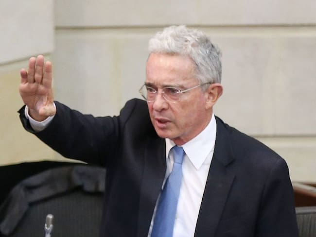 &quot;Es un prevaricador&quot;: fuerte ataque de Uribe a Montealegre