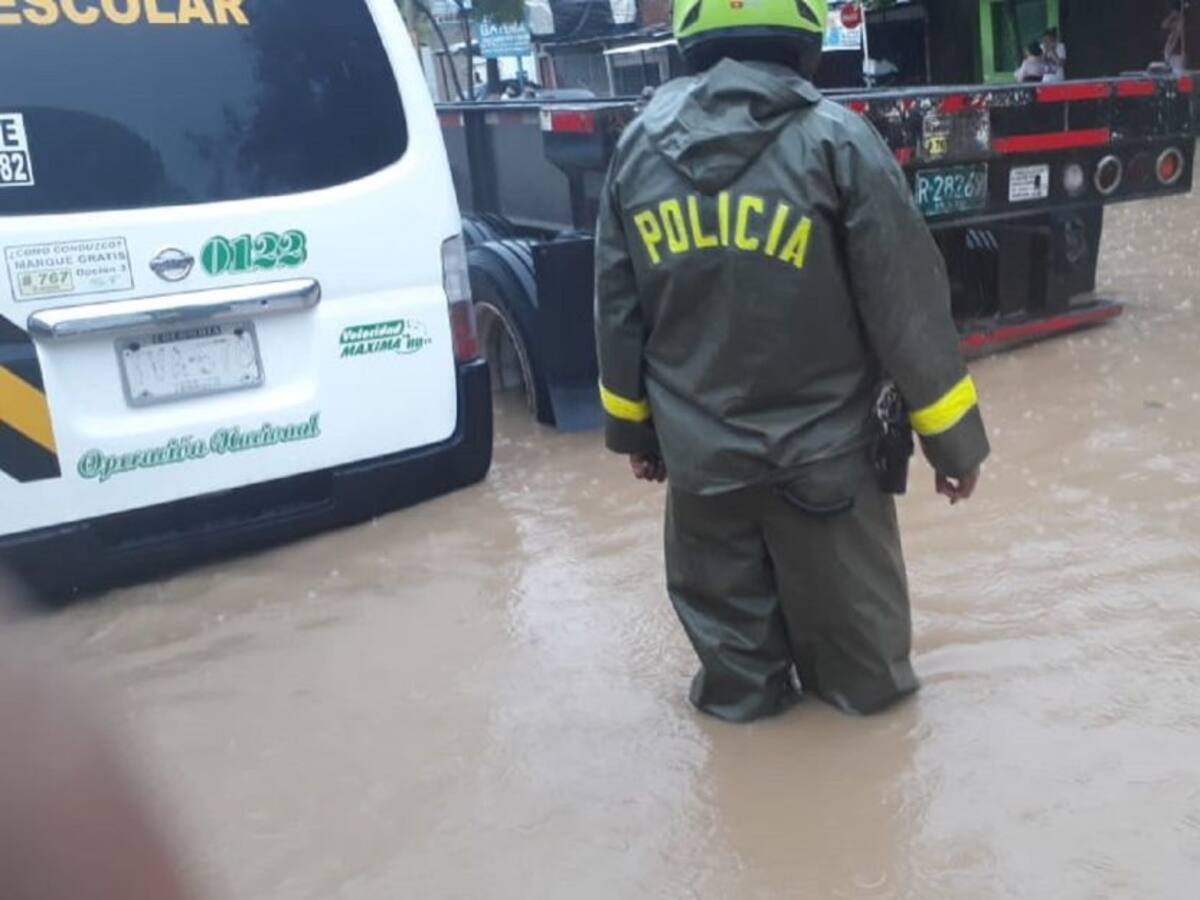 Policías rescatan a menores atrapados por inundación en Cartagena