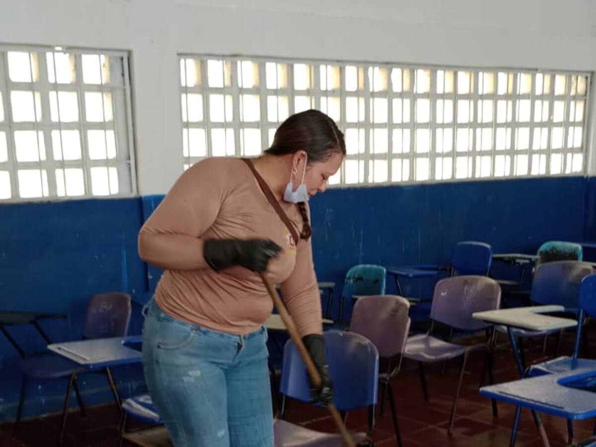 Padres de familia limpian salones del colegio Departamental por falta de aseo