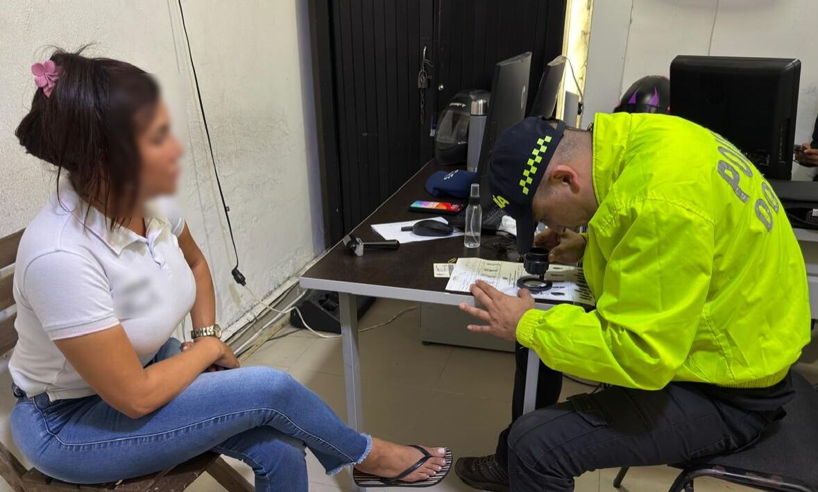 Fotografía de la legalización de captura de la fugitiva.  Policía Metropolitana de Manizales