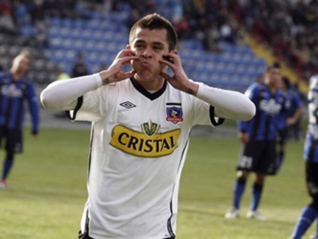 Autoridades y jugadores chilenos apoyan a jugador de Colo Colo amenazado por barras bravas