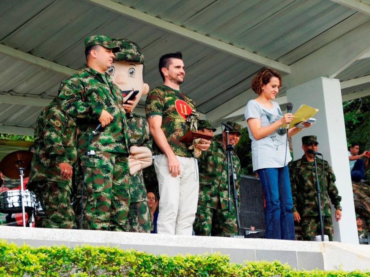 Durante el evento, integrantes de la Policía, el Esmad y el Ejército recibieron con emoción a Juanes, le prepararon una presentación musical con vallenato y otra con un Michael Jackson del batallón "Coronel Francisco José de Caldas".