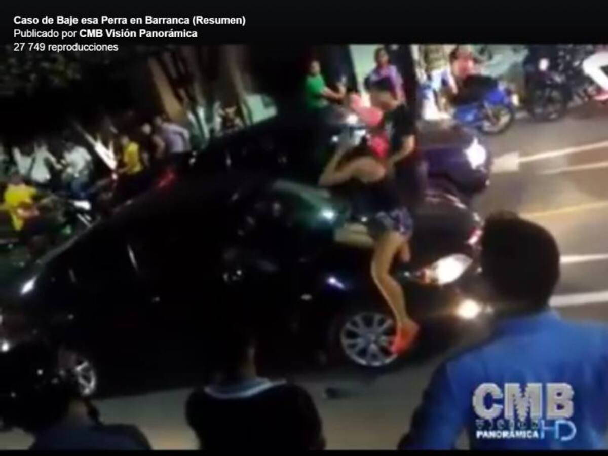 Mujer enfurecida ataca carro de su novio cuando lo sorprende con supuesta amante