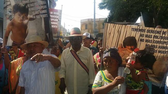 Con pancartas en las manos y botellas con agua turbia, miembros de la etnia Wayúu dijeron que los pozos se han secado y tienen que tomar lo que puedan encontrar, lo que ha generado enfermedades especialmente para los niños.