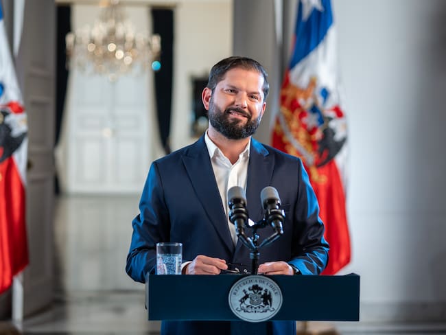 AME5108. SANTIAGO (CHILE), 29/01/2025.- Fotografía cedida por la Presidencia de Chile, del presidente de la República Gabriel Boric, hablando este miércoles, en el Palacio de La Moneda en Santiago (Chile). Boric dijo que la reforma de pensiones aprobada es un "tremendo logro" porque "Chile va a tener un verdadero sistema mixto", aunque reconoció que le hubiera gustado dar luz verde a un proyecto más ambicioso. EFE/ Presidencia de Chile /SOLO USO EDITORIAL/SOLO DISPONIBLE PARA ILUSTRAR LA NOTICIA QUE ACOMPAÑA (CRÉDITO OBLIGATORIO)