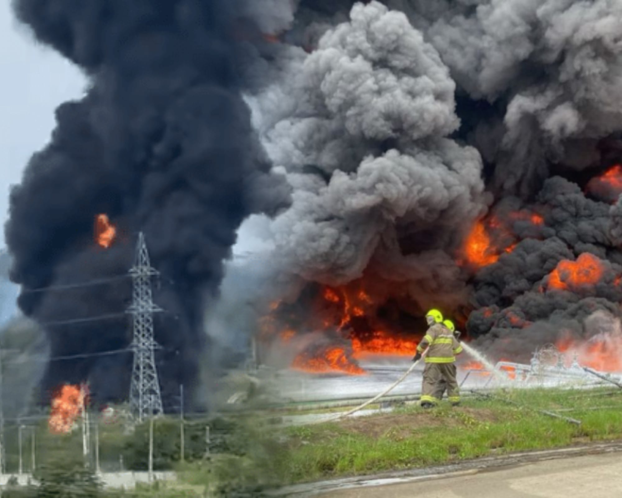 Este es el segundo incendio que la refinería más importante de Petroecuador, ubicada en Esmeraldas, sufre en ocho meses.
(Foto:   Caracol Radio / Cortesía)