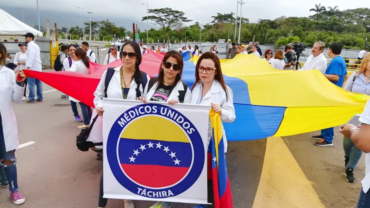 Más de 50 profesionales caminaron desde la frontera hasta el puente Tienditas para exigir garantías para sus pacientes.