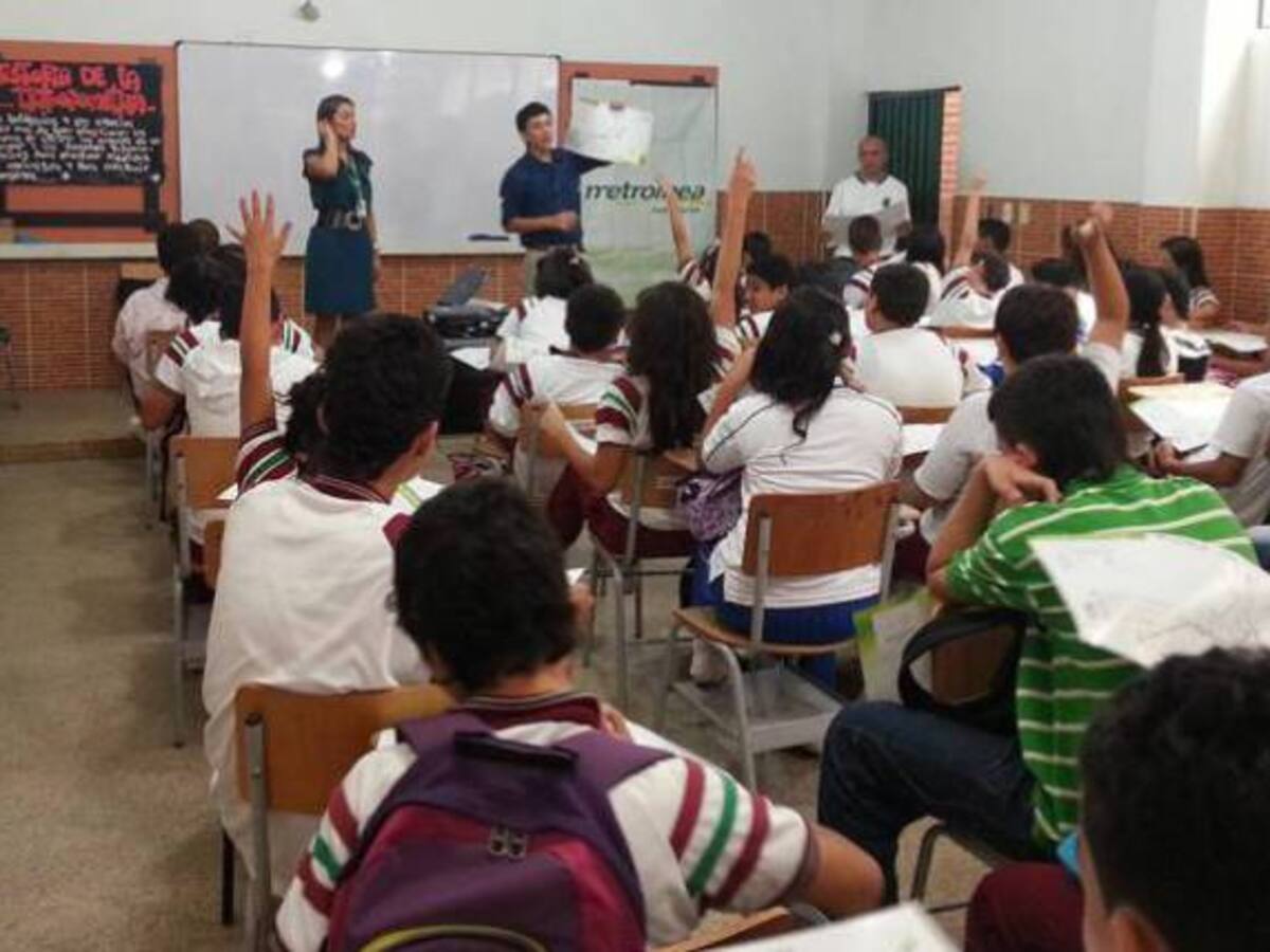 Estudiante transgénero asiste al colegio vestida de hombre