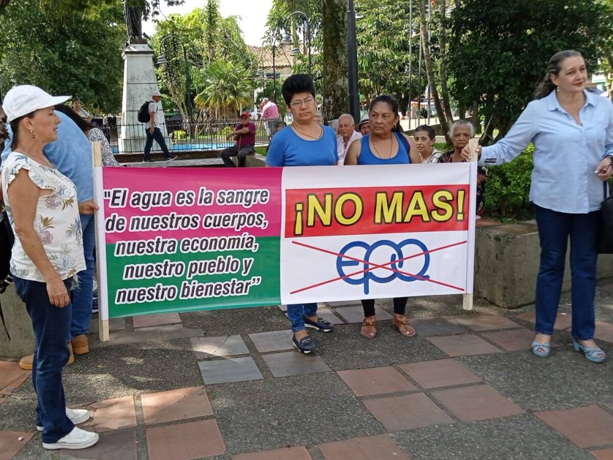 Pacífica protesta de ciudadanos sobre agua en Circasia, hoy se normalizaría el servicio