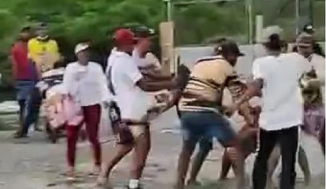 Momentos en que operadores turísticos agreden a uno de los turistas