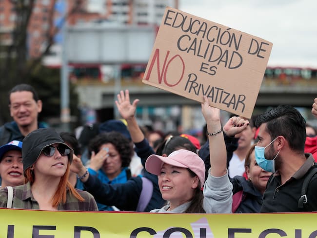 Por paro de docentes modifican calendario escolar en Boyacá. EFE/ Carlos Ortega