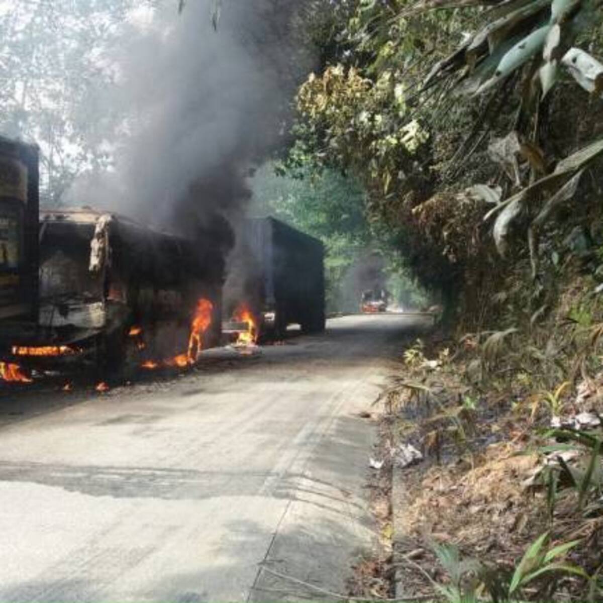 Ocho vehículos quemados por guerrilleros en la carretera entre Risaralda y Chocó