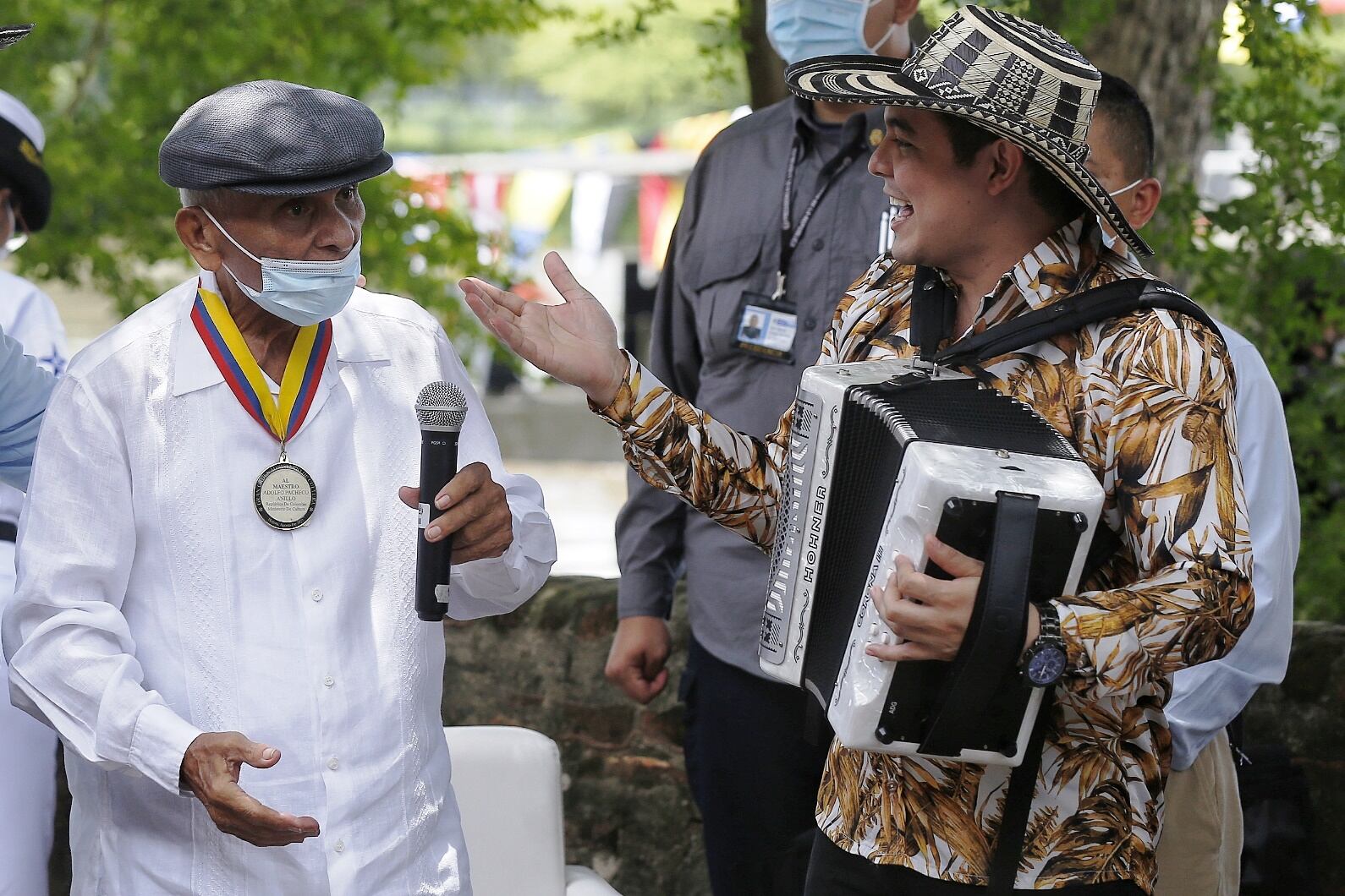 Mompox. Agosto 20 de 2021. Presidente Iván Duque entregó condecoración de gran orden al Juglar vallenato Adolfo Pacheco Anillo. (Colprensa Camila Díaz)