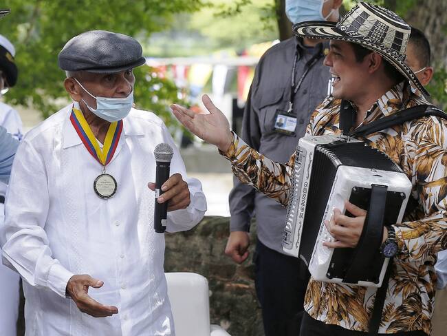 Mompox. Agosto 20 de 2021. Presidente Iván Duque entregó condecoración de gran orden al Juglar vallenato Adolfo Pacheco Anillo. (Colprensa Camila Díaz)