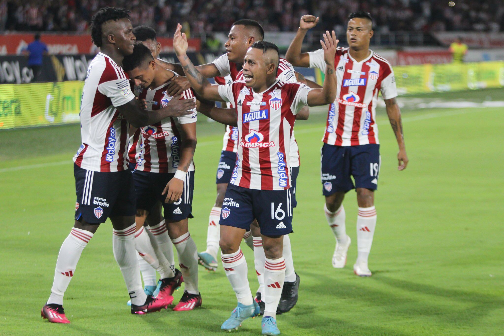 Edwin Herrera celebrando con sus compañeros el gol anotado a Jaguares / @JuniorClubSA