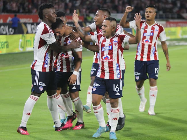 Edwin Herrera celebrando con sus compañeros el gol anotado a Jaguares / @JuniorClubSA