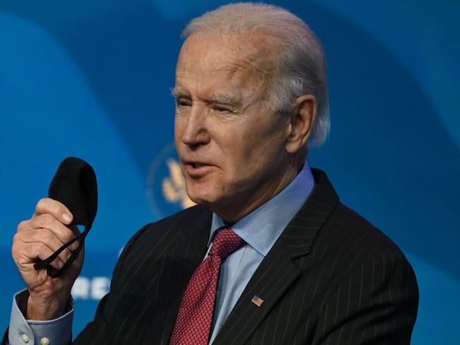 Joe Biden recordando la importancia de usar el tapabocas mientras avanzan las inmunizaciones en el país.