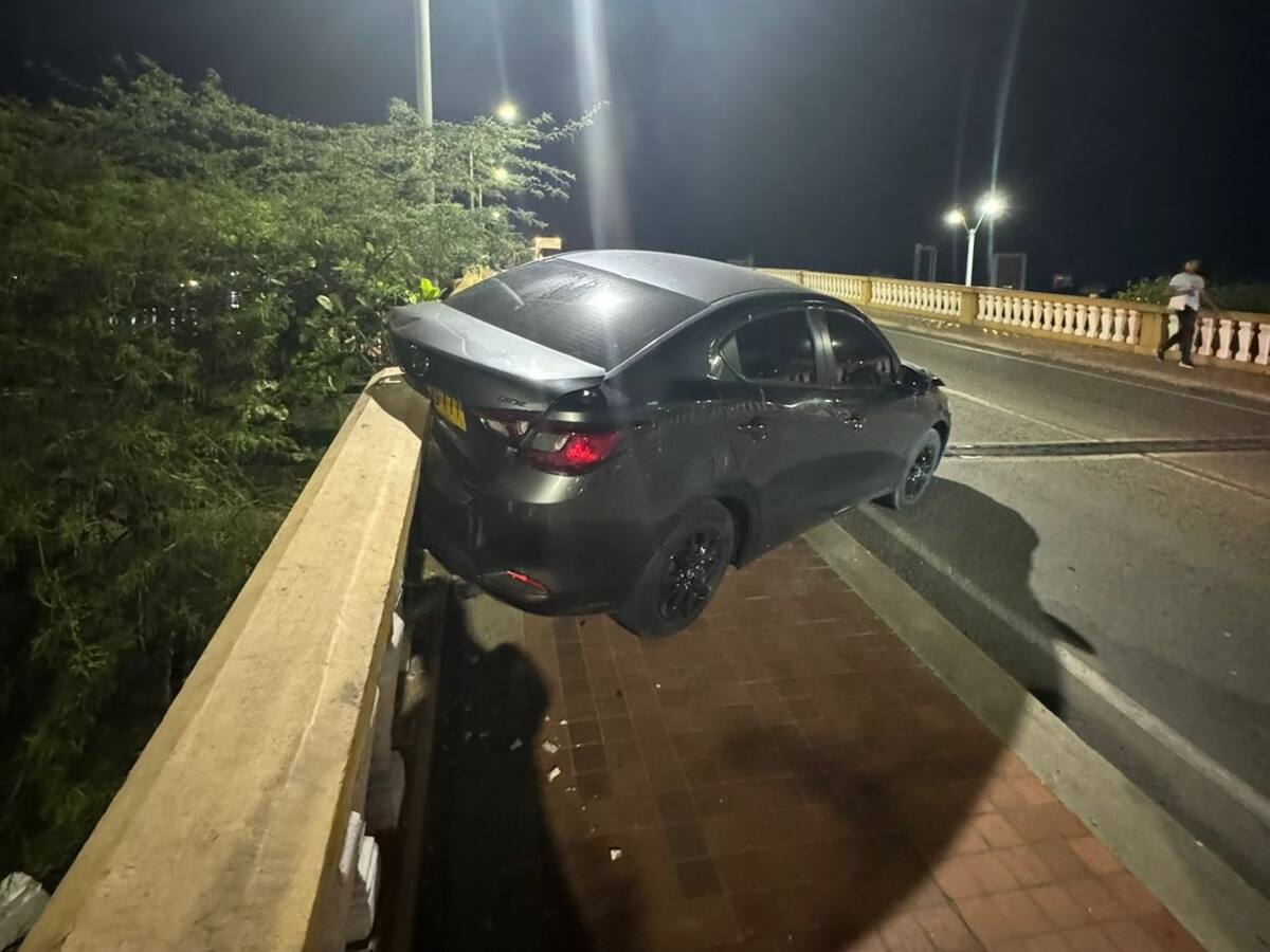 Conductor huyó tras invadir carril y provocar choque con un vehículo en el Puente Román