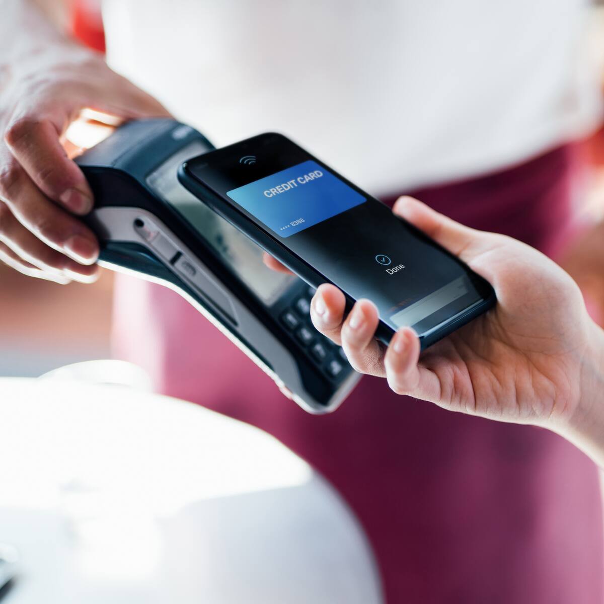 El motivo por el que es más seguro pagar con el celular que con su tarjeta de crédito