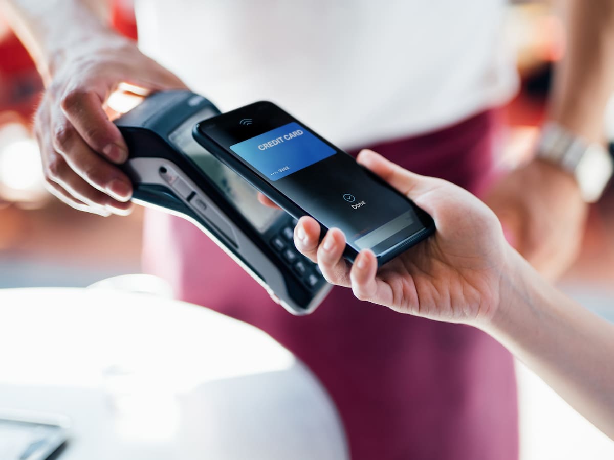 El motivo por el que es más seguro pagar con el celular que con su tarjeta de crédito
