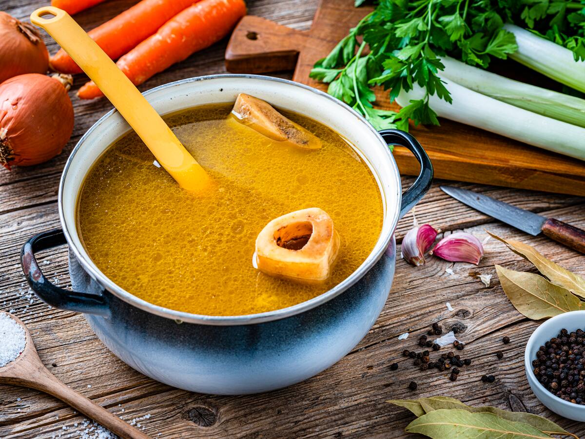 ¿Qué es y para qué sirve el caldo de hueso? 3 beneficios de tomar plato típico del centro del país