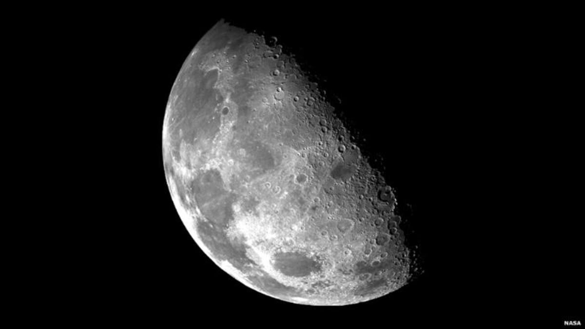 Esta fotografía fue tomada desde un punto por encima del polo norte lunar. A lo largo de la línea divisoria entre el día y la noche lunar, cráteres y montañas aparecen claramente en relieve.