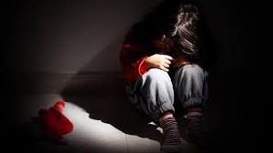 La menor está siendo valorada en centro asistencial y permanece con su núcleo familiar y el señalado de la supuesta agresión fue conducido por la Policía.