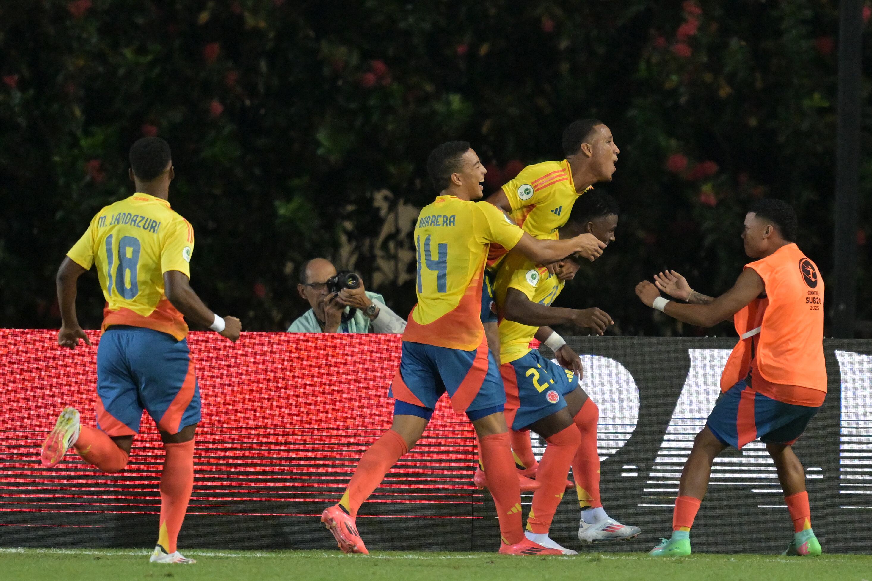 Los jugadores de la Selección Colombia festejan el único gol del partido. (Photo by JUAN BARRETO/AFP via Getty Images)