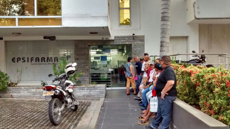 Usuarios de la EPS Cafesalud esperando entregada de medicamentos.