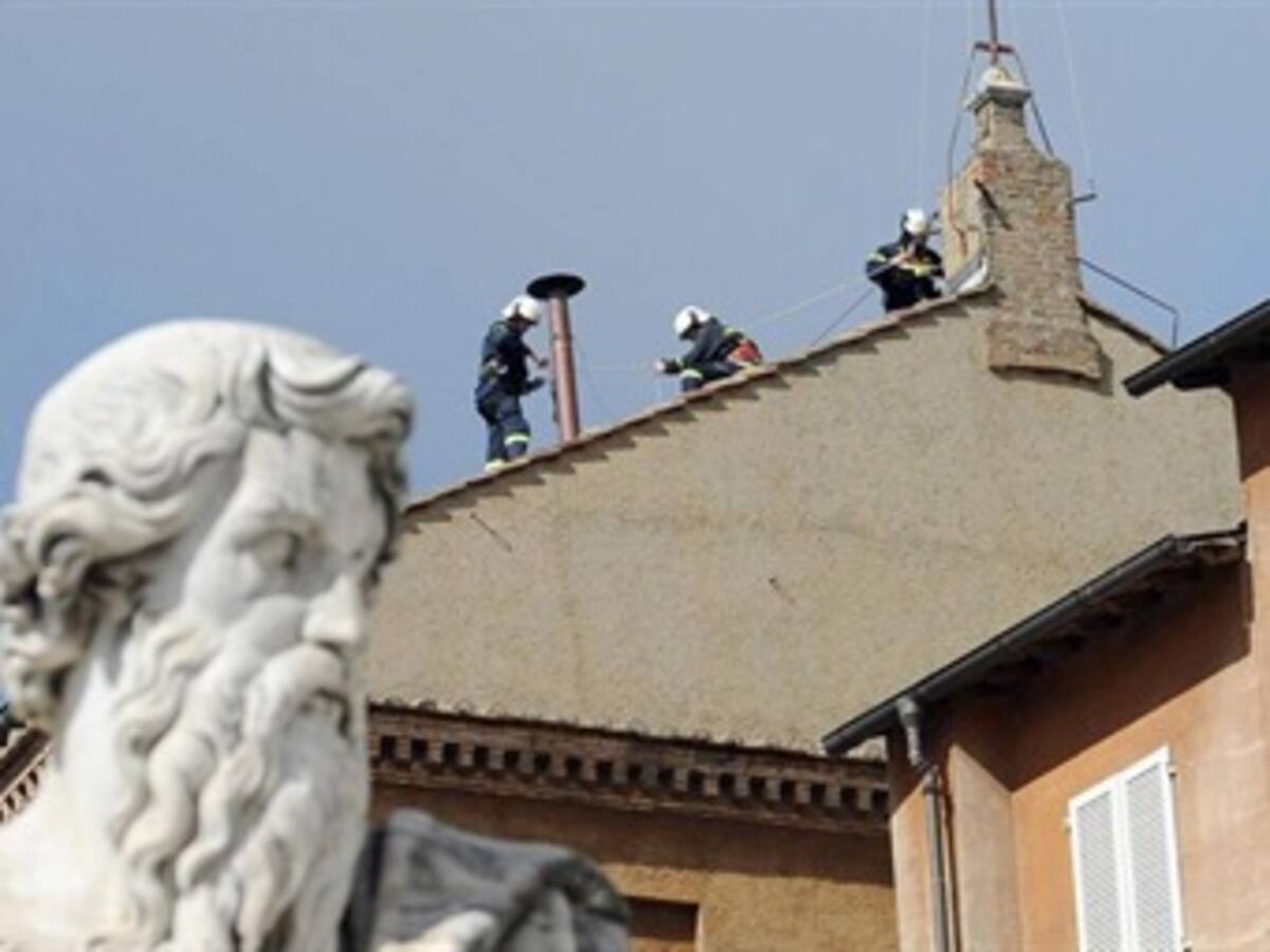 Capilla Sixtina se alista para el cónclave que elegirá el remplazo de Benedicto XVI