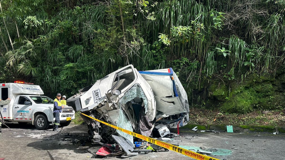 Un muerto y cuatro heridos dejó el choque de un camión y un bus en Cáceres