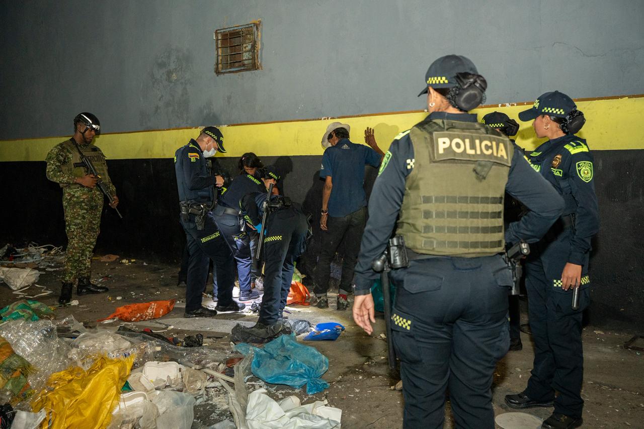 Toma policial y militar en el centro de Cali deja armas incautadas y cierre de establecimientos