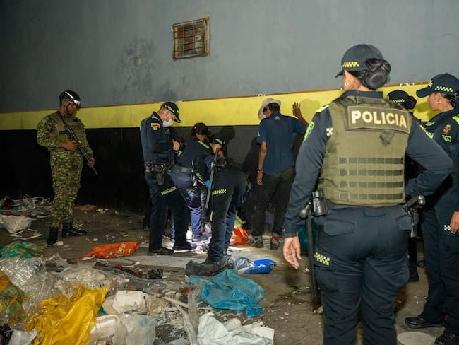 Toma policial y militar en el centro de Cali deja armas incautadas y cierre de establecimientos