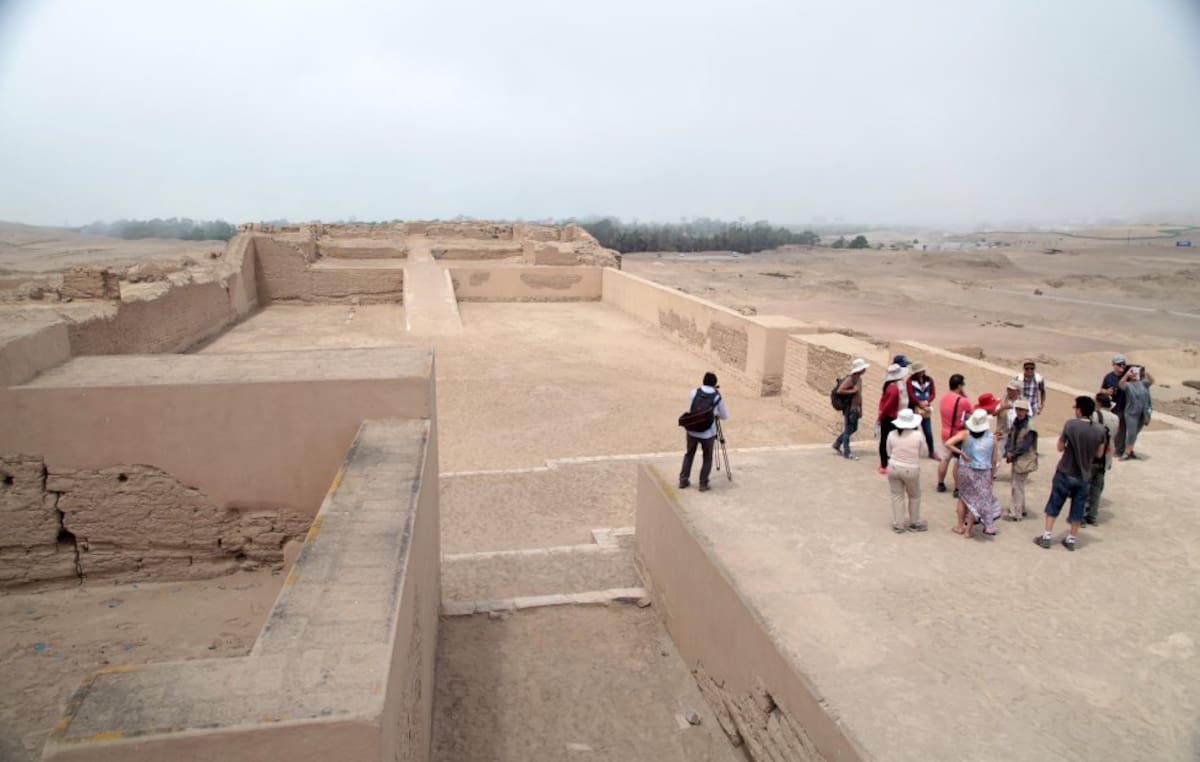 Fotografía de un grupo de turistas que recorren algunas de las calles principales del santuario dedicado al dios Pachacamac, principal deidad y oráculo de la costa central del Antiguo Perú. 