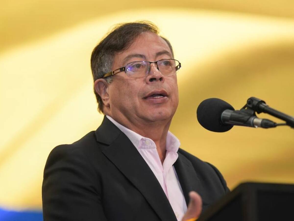 “El contrato de prestación servicios debe pasar a la historia”: Presidente Petro