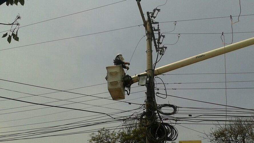 Retienen brigadas de la Compañía Energética de Occidente en Cauca. Foto: Colprensa