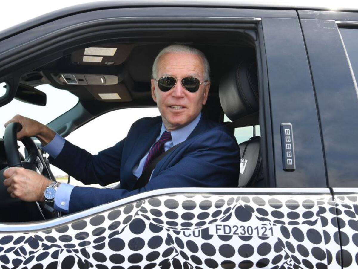 Biden avisa a la industria que el futuro es el automovil eléctrico