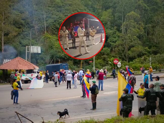 Residentes de Cáqueza cierran la vía Bogotá–Villavicencio y llevan mariachis en medio de la protesta // Caracol Radio