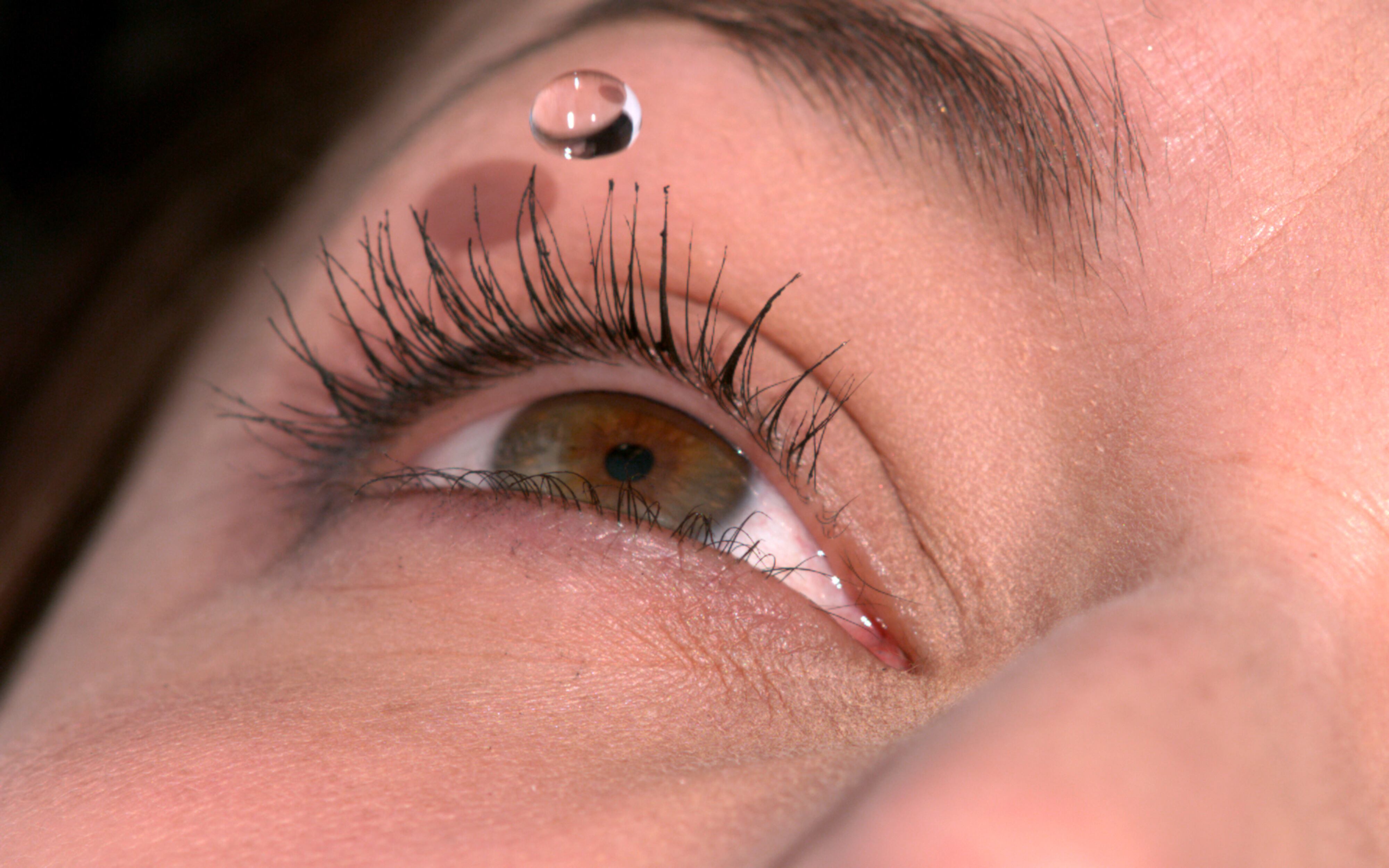 Uso de gotas para los ojos. 
(Foto: White Fox/AGF/Universal Images Group via Getty Images)