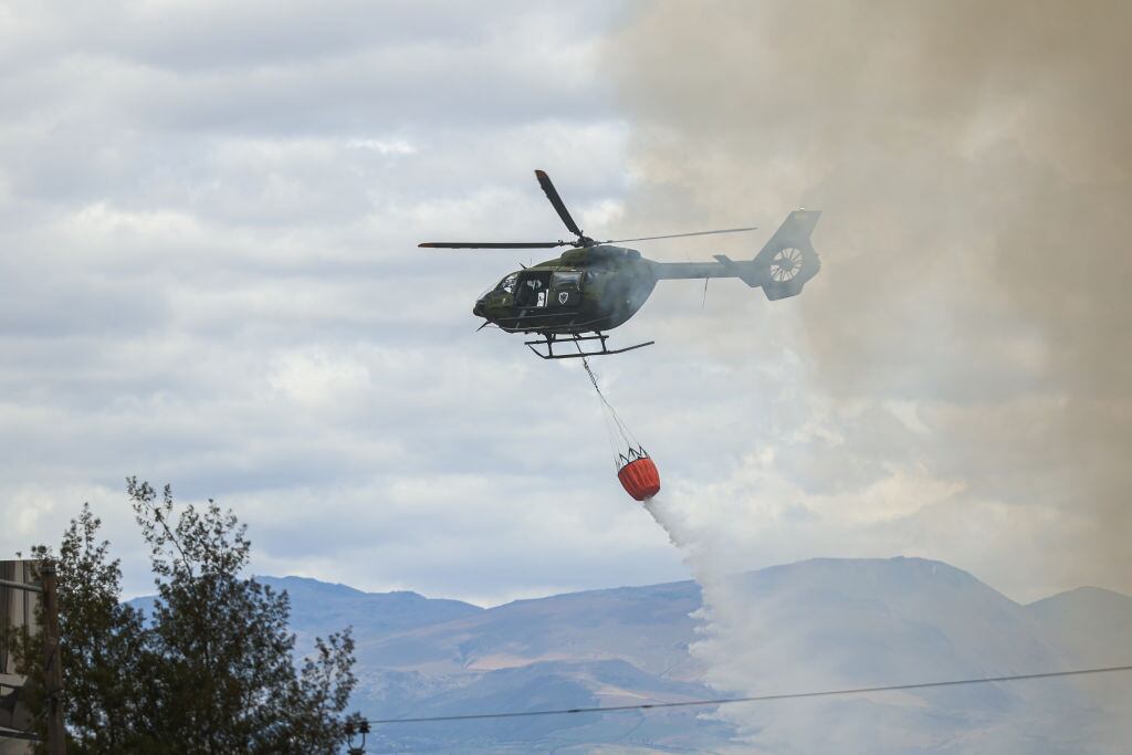 25 September 2024, Ecuador, Quito: A fire-fighting helicopter is deployed during severe forest fires on the outskirts of the capital. Hundreds of people had to be evacuated to safety, according to civil protection authorities. President Noboa cut short his visit to the UN General Assembly in New York and returned to Ecuador to oversee the operation. Photo: Juan Diego Montenegro/dpa (Photo by Juan Diego Montenegro/picture alliance via Getty Images)