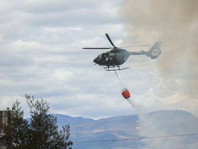 25 September 2024, Ecuador, Quito: A fire-fighting helicopter is deployed during severe forest fires on the outskirts of the capital. Hundreds of people had to be evacuated to safety, according to civil protection authorities. President Noboa cut short his visit to the UN General Assembly in New York and returned to Ecuador to oversee the operation. Photo: Juan Diego Montenegro/dpa (Photo by Juan Diego Montenegro/picture alliance via Getty Images)